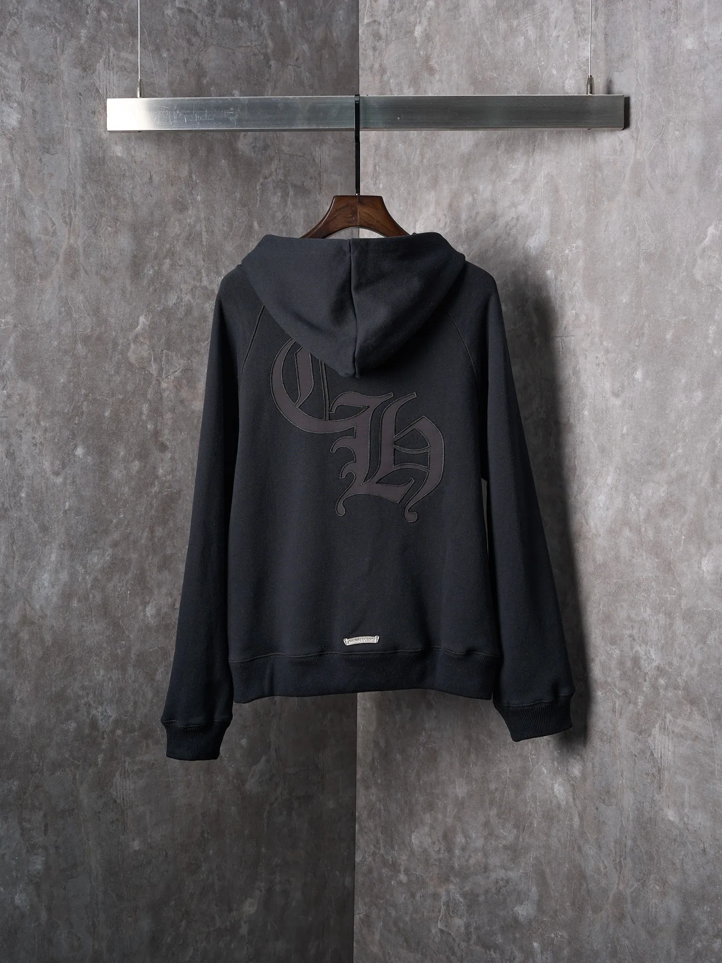 P480 Actual auction] Chrome Hearts/Ch cross logo patch embroidered hooded sweatshirt [Ready stock] S M L XL custom-made heavy fortress interwoven air cotton, full of texture, thick and solid, with classic black as the curtain, giving deep sensory luxury. With the Chrome heart cross patch embroidery decoration on the chest, it becomes the ultimate interpretation of dark gothic style. CH Gothic font is the finishing touch on the back panel, making the totem the thorn in your spirit. The logo iron plate sways slightly with the swing of the body, adding a sense of movement and vitality. It is unobtrusive but has an indescribable aura. It interprets the perfect blend of retro and luxury. It adopts imported machine appliqué embroidery technology and uses advanced computer control systems and precise mechanical components to realize the Chrome Hearts logo appliqué embroidery operation. It presents an embroidery effect with both clarity and three-dimensionality. The fabrics have been washed and have a better hand feel. They are not easy to deform, shrink or fade. Maintains long-lasting beauty with a loose fit